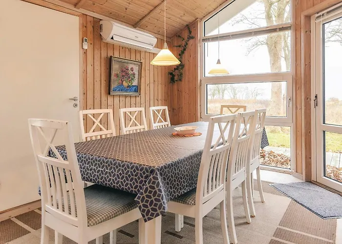 8 Person In Hals-by Traum *