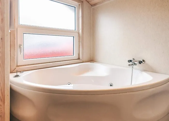 8 Person In Hals-by Traum Hals